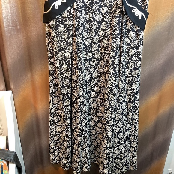 Laundry by Ann Taylor. Black and cream 20’s style long dress. 36”‎ chest. 123 - Picture 2 of 5